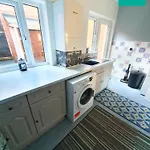 Quiet Townhouse - 5 Minutes From City Centre